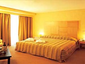 Standard single with city view, private facilities (shower), and breakfast